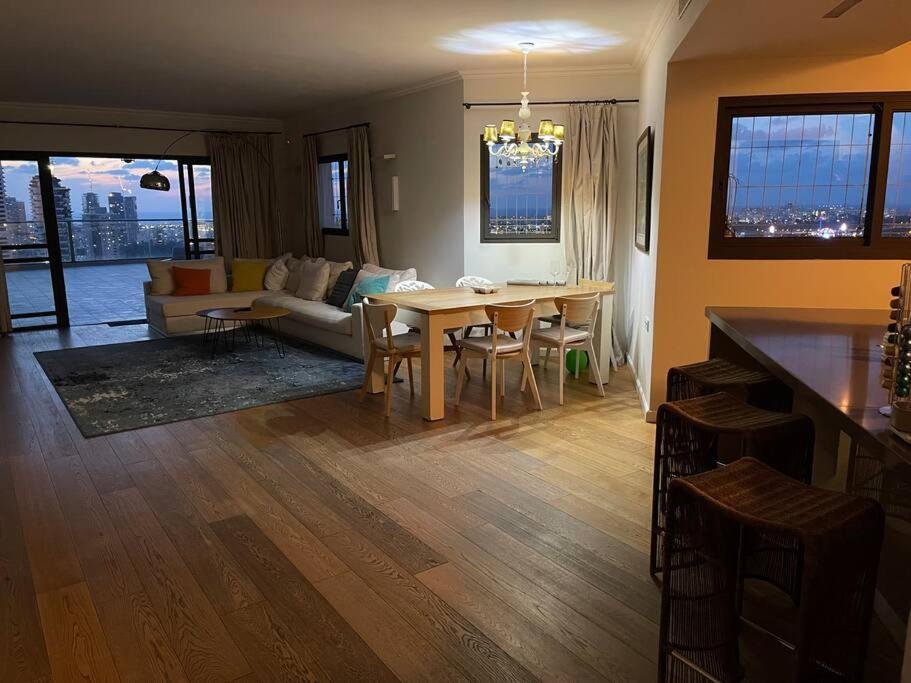 Beautiful Penthouse W/Amazing View, Prime Location Leilighet Ramat Gan Eksteriør bilde
